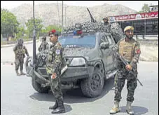  ?? REUTERS ?? Afghan security forces keep watch at the site of the suicide attack in Kabul on Monday.