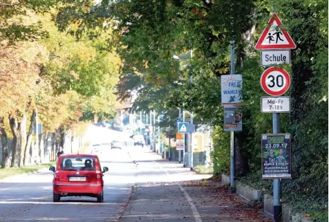  ?? Foto: Alexander Kaya ?? Seit einigen Wochen müssen sich Autofahrer auf einem Abschnitt der Reichenbac­her Straße in Weißenhorn zu bestimmten Zeiten an Tempo 30 halten. Doch im Stadtrat gab es Kritik an der Umsetzung des Tempo Limits.