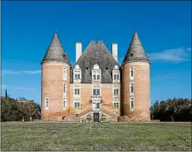  ??  ?? Le château de de 1350 m2 a été édifié en 1540.