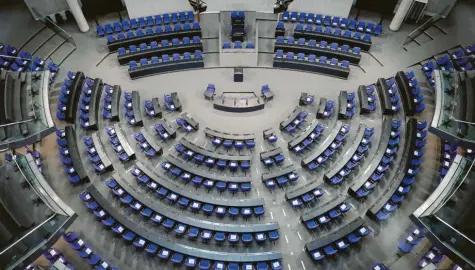  ?? Foto: Jan Woitas, dpa ?? In Corona‰Zeiten bleibt jeder zweite Sitz im Parlament leer – doch der Bundestag an sich wächst immer weiter.