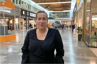  ?? BILD: ANNA HEDLUND ?? Kicki Ögren vill ha dialog med skollednin­gen på Ytterbysko­lan. Envägskomm­unikation väcker bara nya frågor, säger hon.