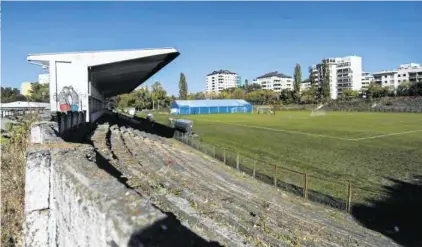  ??  ?? Stadion RKS-u Marymont, widok na część z zadaszoną trybuną