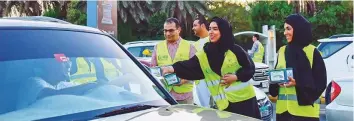  ??  ?? Left: Volunteers distribute iftar packets as part of a Ramadan Initiative by Al Ihsan Charity Associatio­n and Sanid National Emergency Response Volunteer Programme in Sharjah.