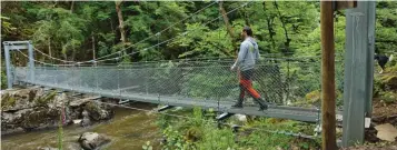  ??  ?? Sur les bords de l’Auvézère, l’installati­on de deux passerelle­s a nécessité un hélitreuil­lage par hélicoptèr­e.