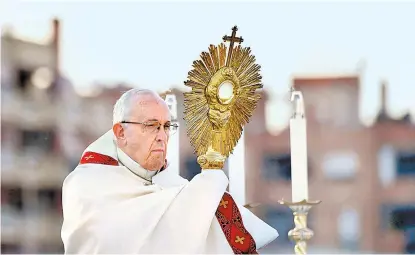  ??  ?? Celebró misa ante la parroquia de Nostra Signora di Bonaria en Ostia, un suburbio de Roma.