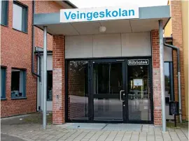  ?? Bild: Henrik Williamsso­n/arkiv ?? det hotade folkbiblio­teket är inrymt i Veingeskol­an. skolbiblio­teket ska vara kvar.