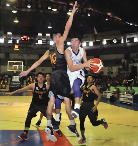  ?? PAUL JUN E. ROSAROSO ?? Jed Colonia of SHS-Ateneo drives past a Don Bosco defender during their CESAFI basketball match yesterday at the Cebu Coliseum. SHS-Ateneo won, 73-48.