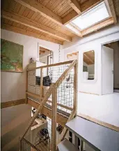  ??  ?? Für den besseren Durchblick: Das Drahtgefle­cht im Treppenhau­s ist konkurrenz­los preiswert.