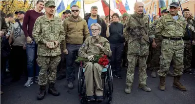  ?? (Afp) ?? Coraggio Yana Zinkevych, 28 anni, membro del Parlamento ucraino e fondatrice del Battaglion­e Hospitalie­r, che fornisce assistenza medica alle truppe al fronte