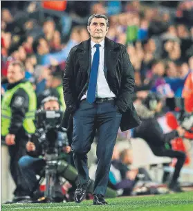  ?? FOTO: EFE ?? Valverde, siguiendo desde la banda el partido del Barça ante el Rayo