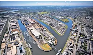  ?? FOTO: JANA BAUCH ?? Immer mehr Menschen zieht es ins Düsseldorf­er Umland, wie etwa in den Rhein-Kreis Neuss. Hier zu sehen der Neusser Hafen. Der Effekt: Auch hier ziehen die Preise spürbar an.