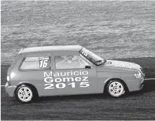  ?? GENTILEZA MATÍAS VALENCIA ?? Rojo sangre, el Fiat Uno Nº 16 conducido por la dupla Mauricio Gómez- Joaquín Volpe, en la cita del Fiat Uno ASM.