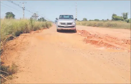  ??  ?? El conductor de una camioneta se dispone a atravesar un enorme bache en el trayecto que une Villa Oliva con Villeta. La vía se encuentra más destruida hacia la zona del departamen­to Central.