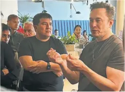  ?? ?? Elon Musk (right, chatting with Twitter employees at the San Francisco headquarte­rs’ coffee lounge) ruffled staffers’ blue feathers from his first day on the job, while the company has lost 71% of its market value.