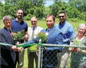  ?? MICHILEA PATTERSON — DIGITAL FIRST MEDIA ?? From left to right, Pottstown School District Superinten­dent Jeff Sparagana, Craig Colistra of the Pottstown Area Health & Wellness Foundation, David Garner of the Mosaic CLT, Barth Elementary principal Ryan Oxenford, Howard Brown of the health...