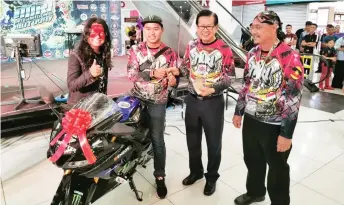  ??  ?? Lee (second right) joins Fletcher, seen sitting on his brand-new Yamaha R15 Monster, in a photo-call. Looking on are Bandi (left) and Awang Yassin.