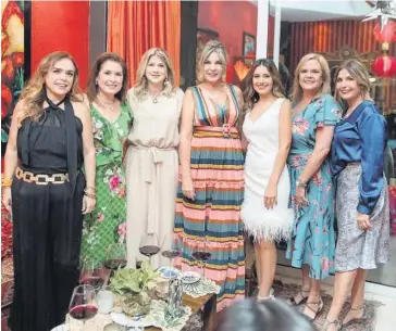  ??  ?? > La festejada acompañada de las damas integrante­s del Grupo Lolas.