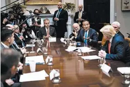  ?? DOUG MILLS/THE NEW YORK TIMES ?? United Airlines CEO Oscar Munoz makes a point Wednesday as airline chief executives meet with President Donald Trump and Vice President Mike Pence at the White House.