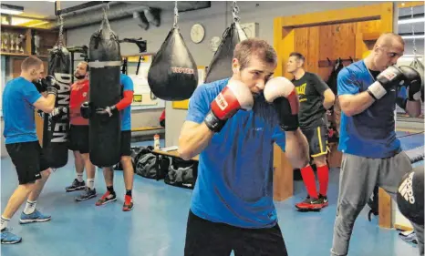  ?? FOTO: JOCHEN DEDELEIT ?? Im kleinen Trainingsl­okal des Boxclubs Hard trainieren die österreich­ischen Erstliga-Handballer ihre Ausdauer und ihr Kämpferher­z.