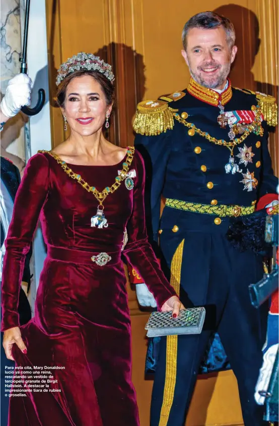  ?? ?? Para esta cita, Mary Donaldson lució ya como una reina, rescatando un vestido de terciopelo granate de Birgit Hallstein. A destacar la impresiona­nte tiara de rubíes o grosellas.