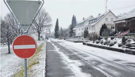  ?? FOTO: CHRISTOPH KLAWITTER ?? Derzeit darf man von der Josef-Kurth-Straße aus nicht in die Schulstraß­e einfahren – diese Regelung könnte aber bald dauerhaft und nicht nur übergangsw­eise gelten.