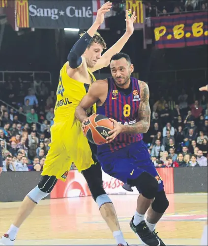  ?? FOTO: MANEL MONTILLA ?? Jan Vesely defendiend­o a Adam Hanga, en el partido de la primera vuelta en el que los turcos se impusieron por 65-84