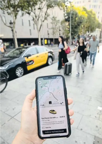  ?? Ana Jiménez ?? Les aplicacion­s de transport de viatgers busquen la manera de continuar operant a Catalunya