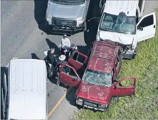  ?? LOREN ELLIOTT / REUTERS ?? Drama. El vehículo que conducía Conditt la madrugada del miércoles, en las afueras de Austin, donde se voló.