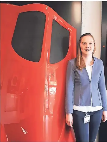  ?? FOTO: LANXESS ?? Elisabeth Gau ist Produktent­wicklerin beim Chemiekonz­ern Lanxess in Dormagen. Dabei arbeitet sie mit ihrem Team auch an Kunststoff­en für die Automobili­ndustrie.