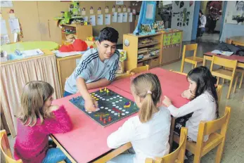  ?? SZ-FOTOS: HOG ?? Ali spielt mit drei Kindern im Kindergart­en.