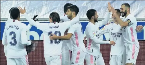  ??  ?? Los jugadores del Madrid celebran uno de los cuatro goles que marcaron en Mendizorro­za, el pasado sábado, en su victoria ante el Alavés.