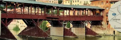  ?? (foto di Navarro Tartini) ?? Deteriorat­o Il ponte Vecchio di Bassano del Grappa (Vicenza) più conosciuto come «ponte degli alpini»