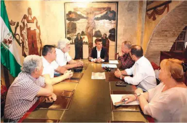  ?? Foto: Rathaus Marbella ?? Treffen mit Vertretern der Bürgerplat­tform im Rathaus.