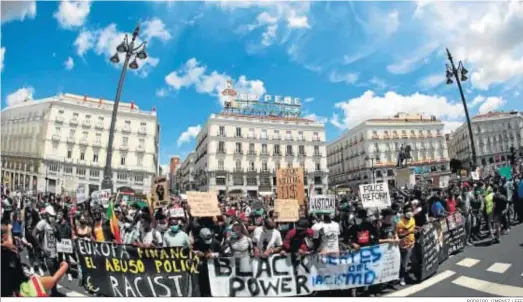  ?? RODRIGO JIMÉNEZ / EFE ?? Una imagen de la concentrac­ión contra el racismo que tomó ayer la Puerta del Sol de Madrid.