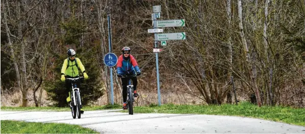  ?? Fotos: Marcus Merk ?? Auf herrlichen Radwegen haben sich Barbara Scherer und Karl Sendlinger von Horgau aus über Agawang, Biburg und Aystetten auf die Suche nach dem Schwarzen Reiter begeben.