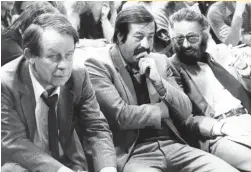  ?? FOTO: HANNS-JOCHEN KAFFSACK ?? Die Schriftste­ller Siegfried Lenz (links) und Günter Grass im Gespräch mit dem Literaturk­ritiker Fritz J. Raddatz.