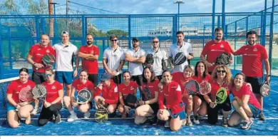  ?? ?? Algunos de los deportista­s que forman parte de los equipos de pádel.