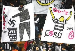  ??  ?? Çarsi, le principal groupe de supporters du Besiktas, s’affirme anarchiste.