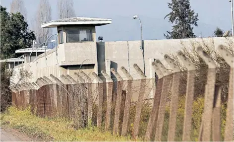  ??  ?? ► Penal de Punta Peuco, comuna de Til Til, Región Metropolit­ana.