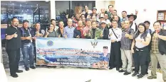  ??  ?? SELAMAT DATANG: Gerawat (tujuh kiri) menyambut ketibaan rombongan ketua-ketua kaum dan masyarakat tersebut di sebuah hotel di Sabah.