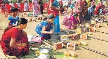  ?? BACHCHAN KUMAR ?? Women from the local Tamilian community boil milk and rice in clay pots, a ritual performed during Pongal.