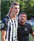  ?? Archivfoto: Tautz ?? Meitingens Nachwuchss­pieler Marcel Boguth (hier mit Trainer Paolo Mavros) hat sich im Spiel der zweiten Mannschaft einen Kreuzbandr­iss zugezogen.