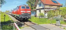  ?? FOTO: BAHN AG/UWE MIETHE ?? Im Zuge der Allgäubahn-Elektrifiz­ierung wird der Wangener Bahnüberga­ng am Friedhofsw­eg/Gehrenweg beseitigt. Zum Jahresende 2020 werden auch die Dieselloks der Vergangenh­eit angehören.