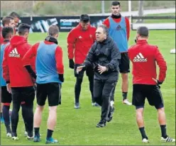  ??  ?? ENÉRGICO. Caparrós se dirige a su plantilla en un entrenamie­nto.