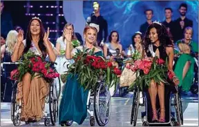  ??  ?? La couronne de Miss Monde en fauteuil est allée à une Béliorusse (au c.).