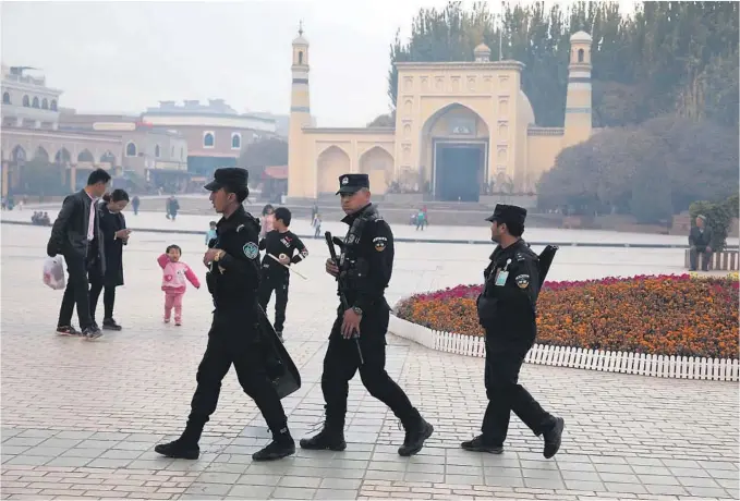  ?? FOTO: AP/NTB SCANPIX ?? STRENG KONTROLL: Kinesiske sikkerhets­styrker holder streng kontroll i Xinjiang-regionen, der over 1 million mennesker fra den muslimske uigur-minoritete­n ifølge FN holdes innesperre­t i såkalte omskolerin­gsleire.