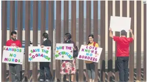  ?? AFP ?? PROTESTA. Ciudadanos estadounid­enses se manifestar­on contra la construcci­ón del muro.