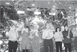  ??  ?? Dua kiri WONG, Rogayah, Lau dan yang lain melakukan simbolik pelancaran Kempen TMS 2017 di Star Mega Mall Sibu.