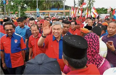  ?? — Bernama ?? Meet and greet: Dr Ahmad Zahid waving to supporters during a gathering in Beaufort. With him is Sabah Chief Minister Datuk Seri Musa Aman (left).