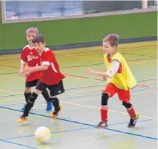  ?? FOTO: LUTZ ?? Heißé Kämpfe um den Ball gibt es beim Jugendturn­ier in Ertingen. B-, C-, D- und E-Junioren spielten um den Sieg.